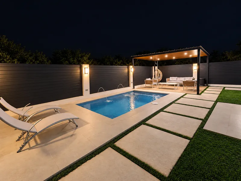 Isabela Escape House de noche: la piscina con fuentes, las tumbonas y la pérgola iluminada